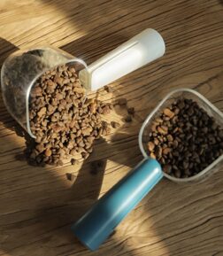 Multifunctional Pet Food Spoon with Sealed Bag Clip and Measuring Cup